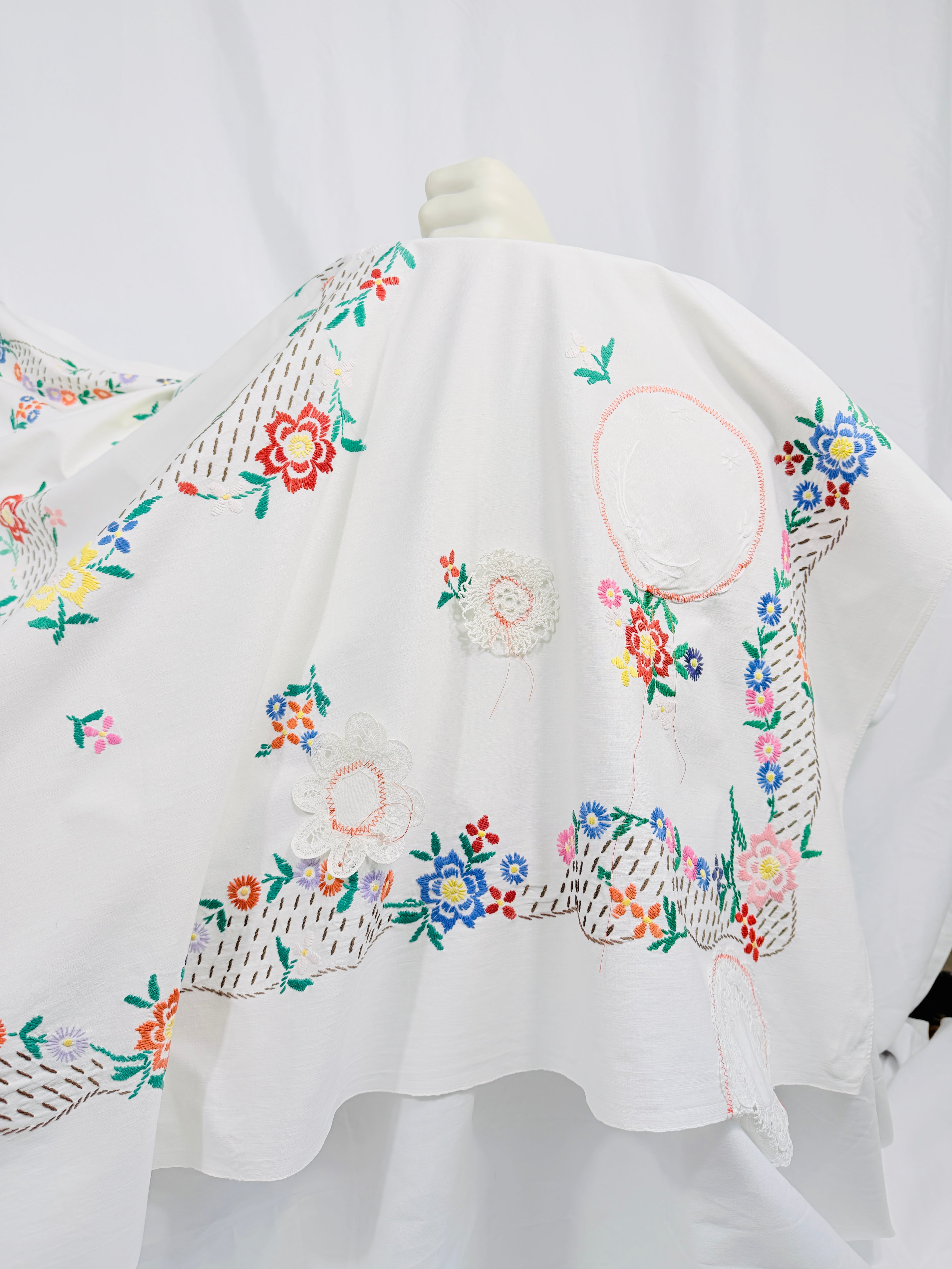 FLORAL DOILIES TABLECLOTH