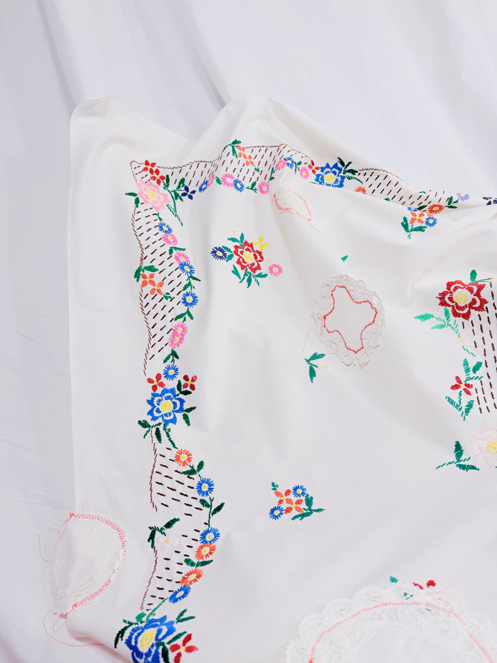 FLORAL DOILIES TABLECLOTH