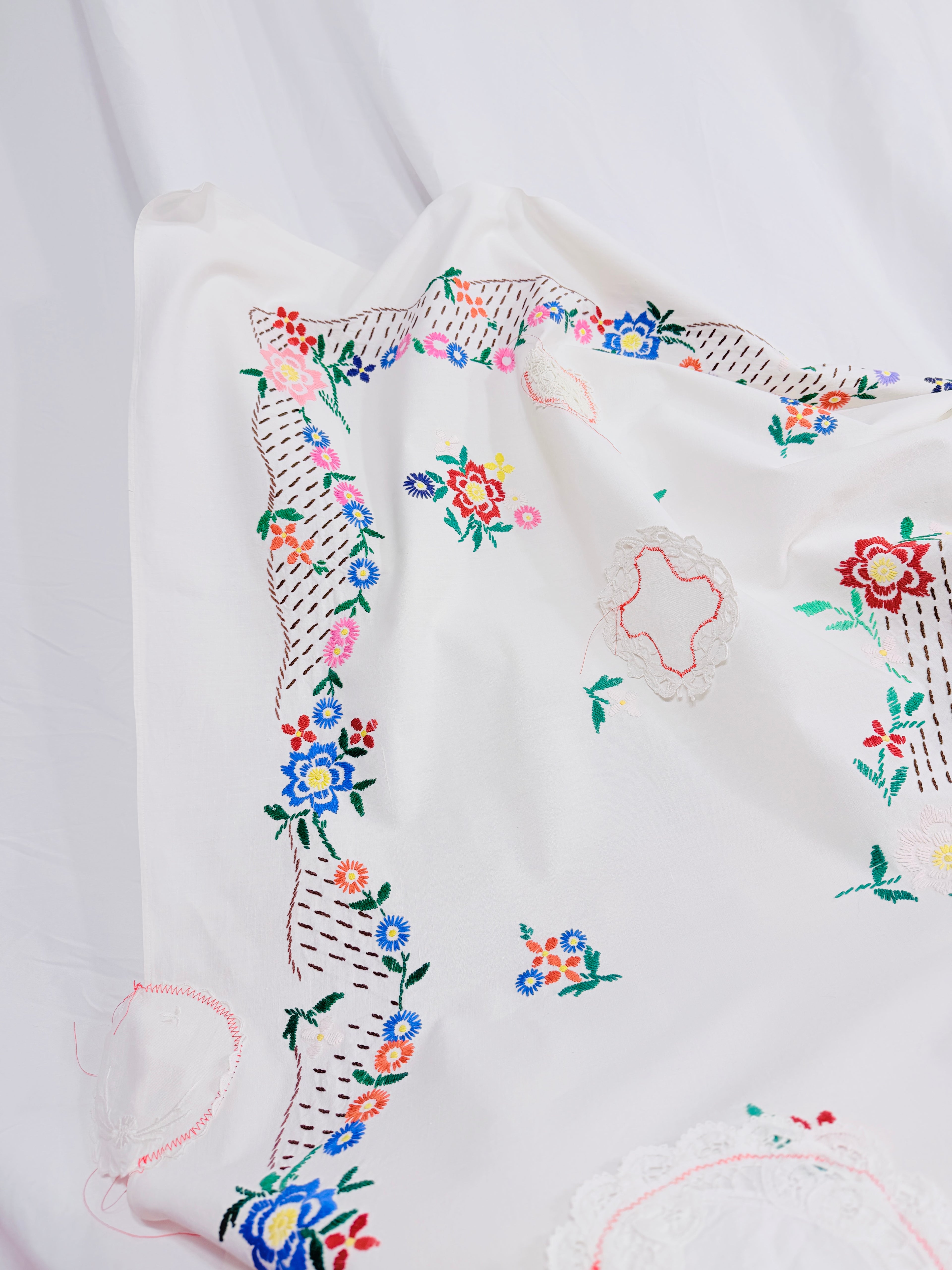 FLORAL DOILIES TABLECLOTH