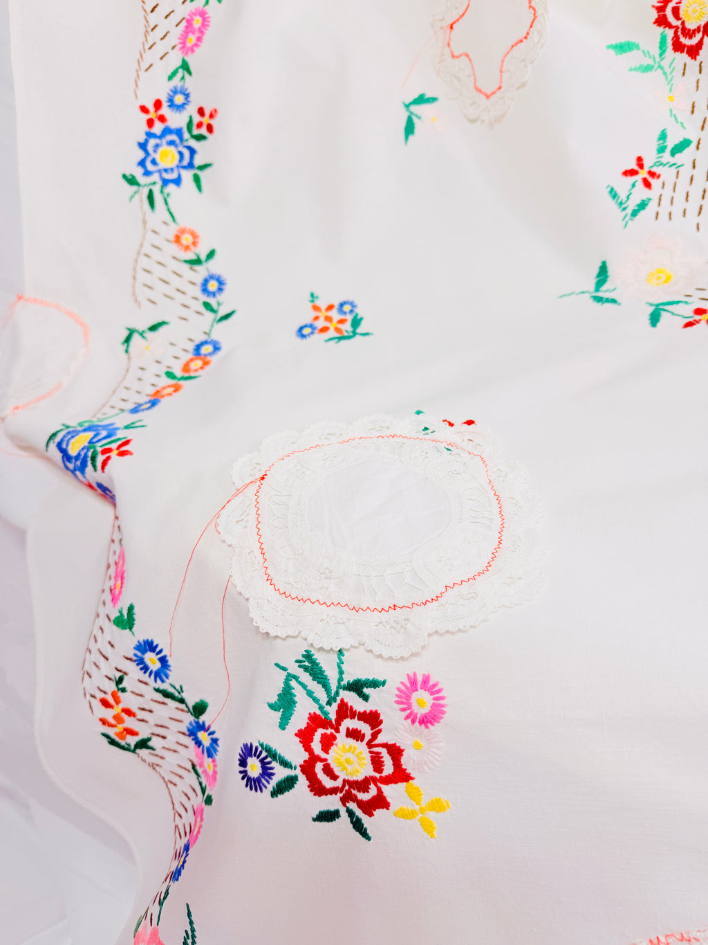 FLORAL DOILIES TABLECLOTH