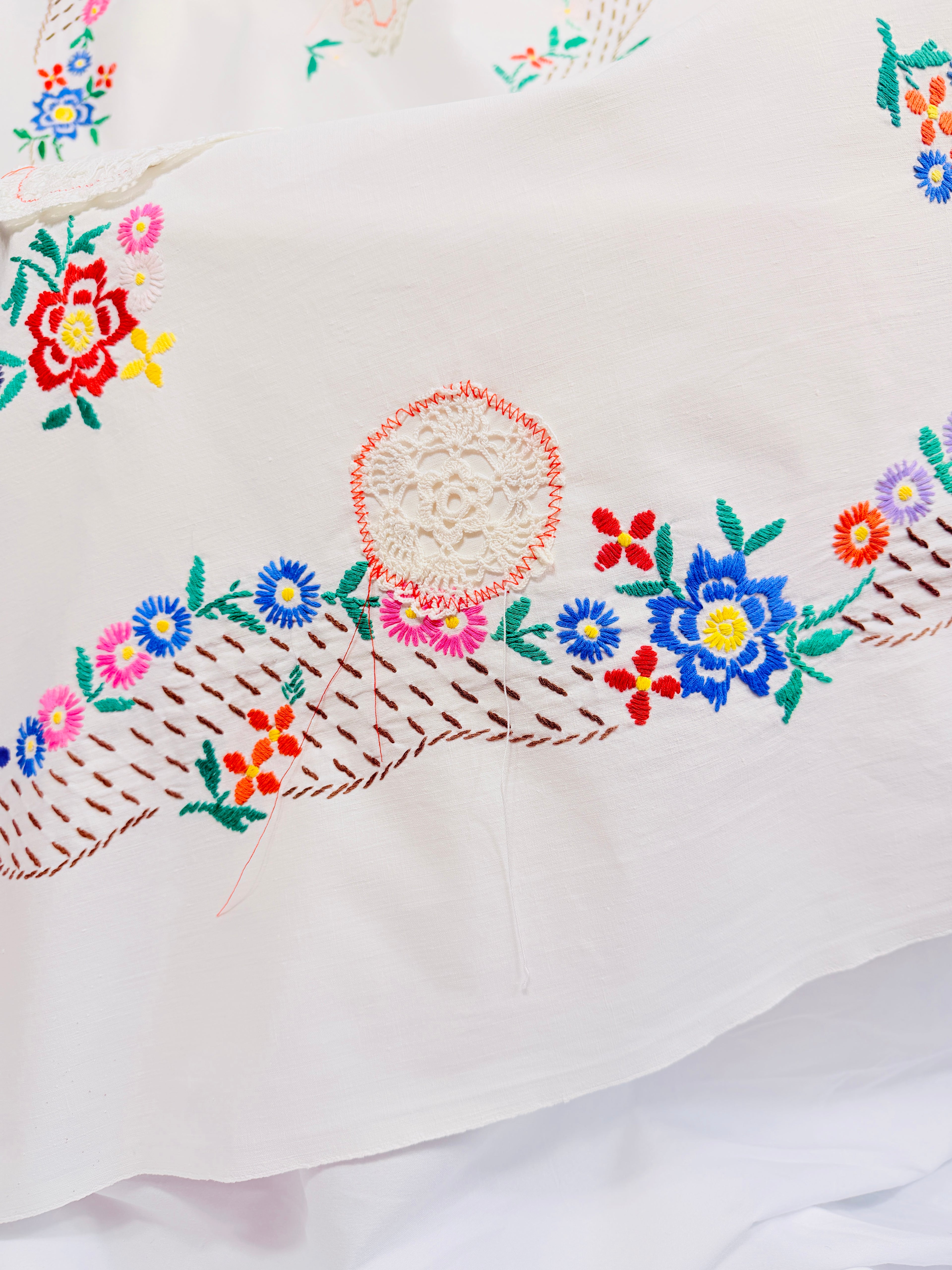 FLORAL DOILIES TABLECLOTH