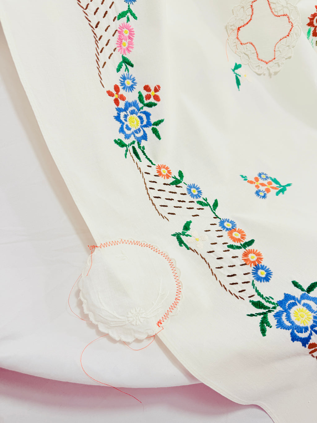 FLORAL DOILIES TABLECLOTH