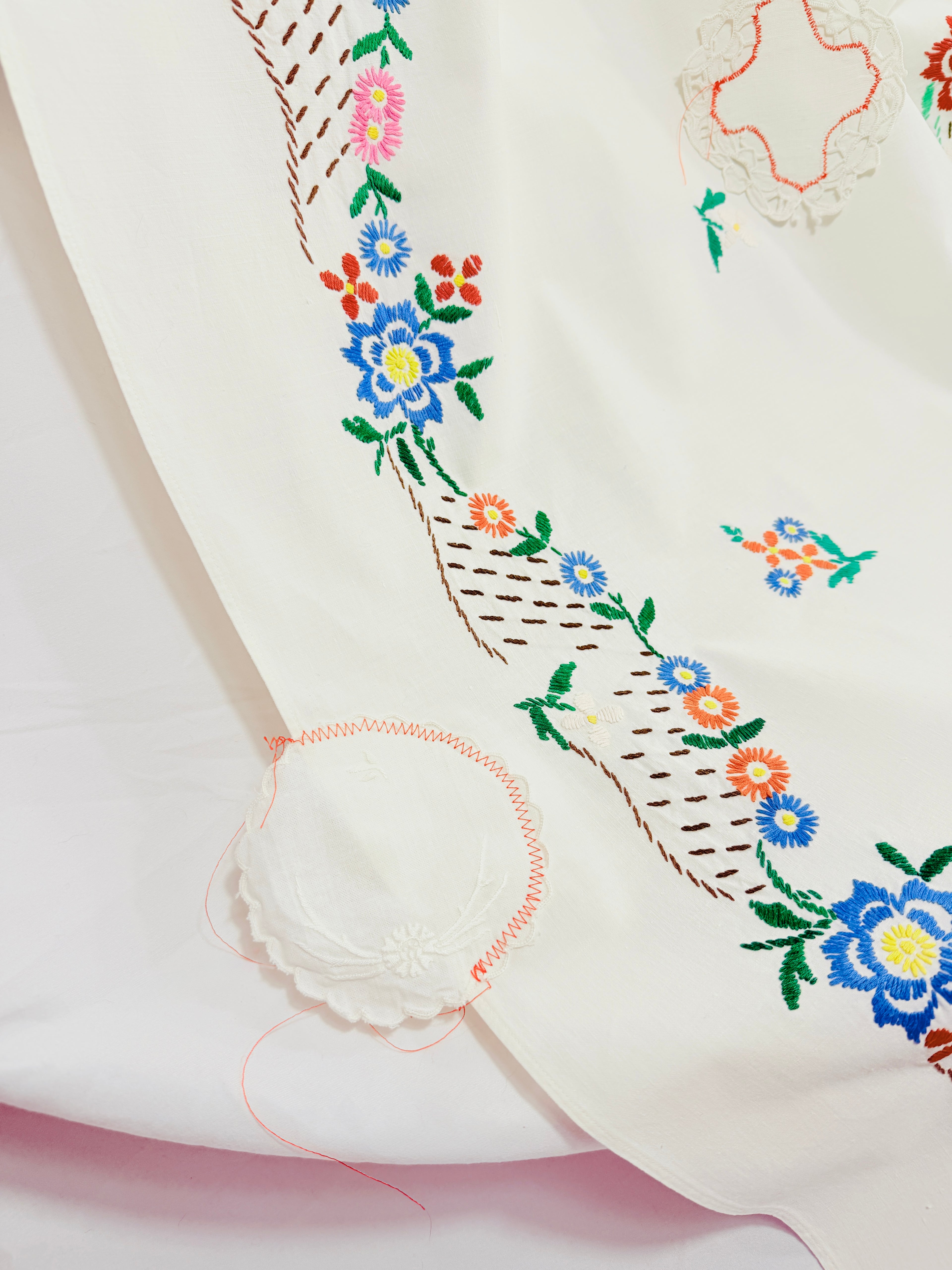 FLORAL DOILIES TABLECLOTH