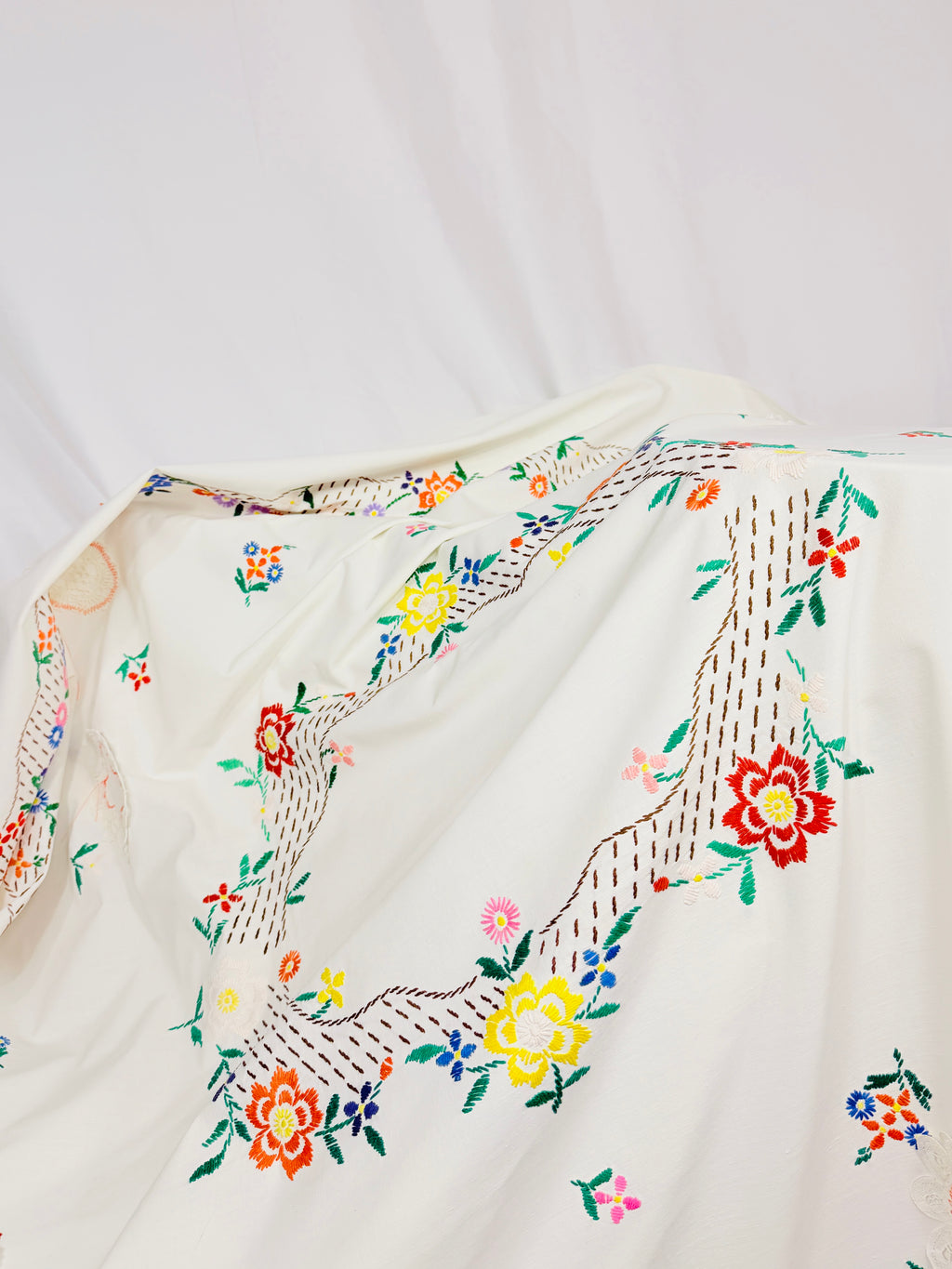 FLORAL DOILIES TABLECLOTH