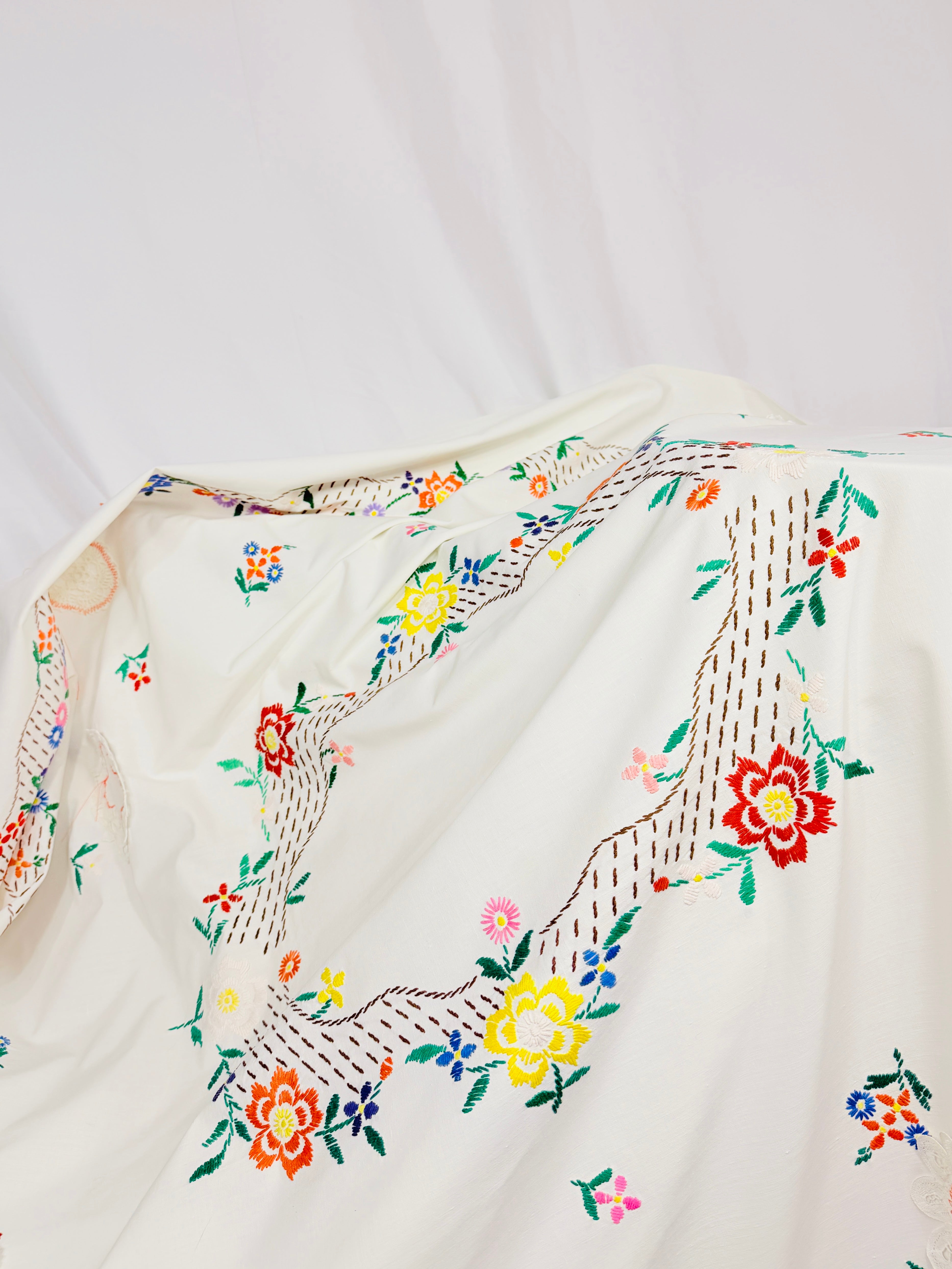 FLORAL DOILIES TABLECLOTH
