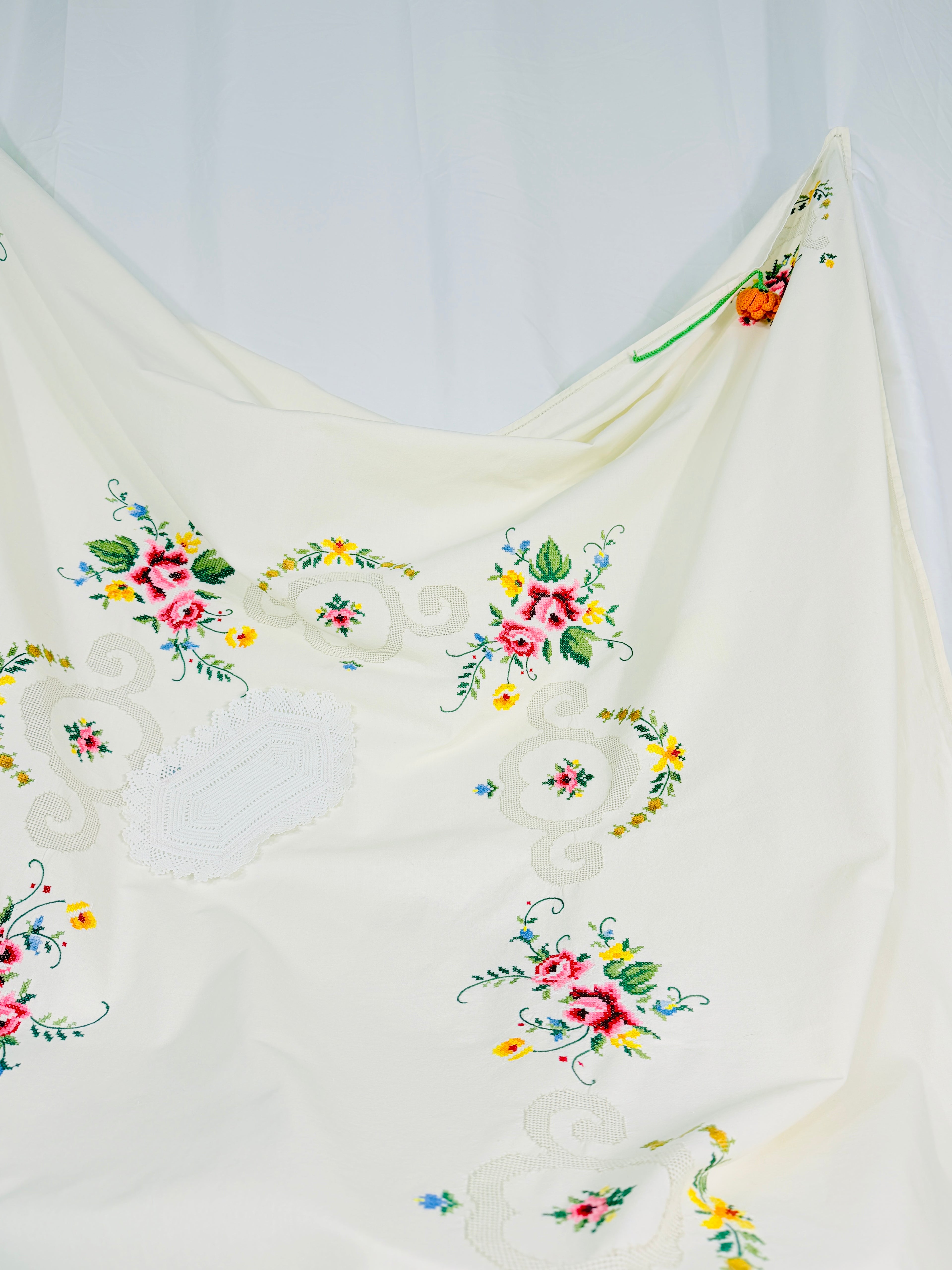 THE BIB TABLECLOTH