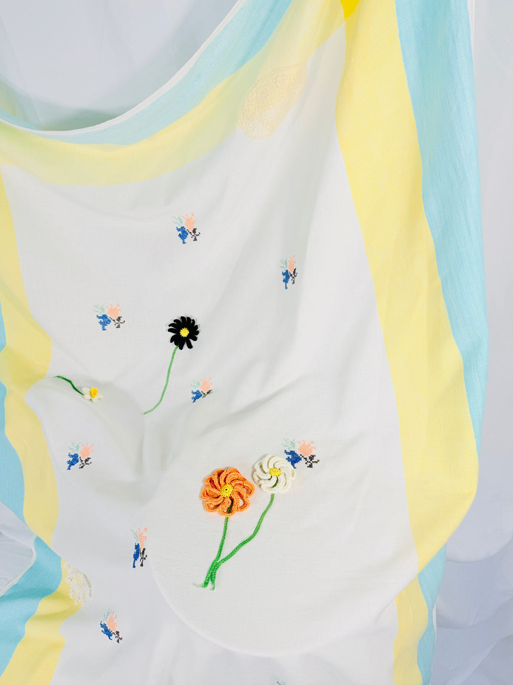 THE LINEN TABLECLOTH
