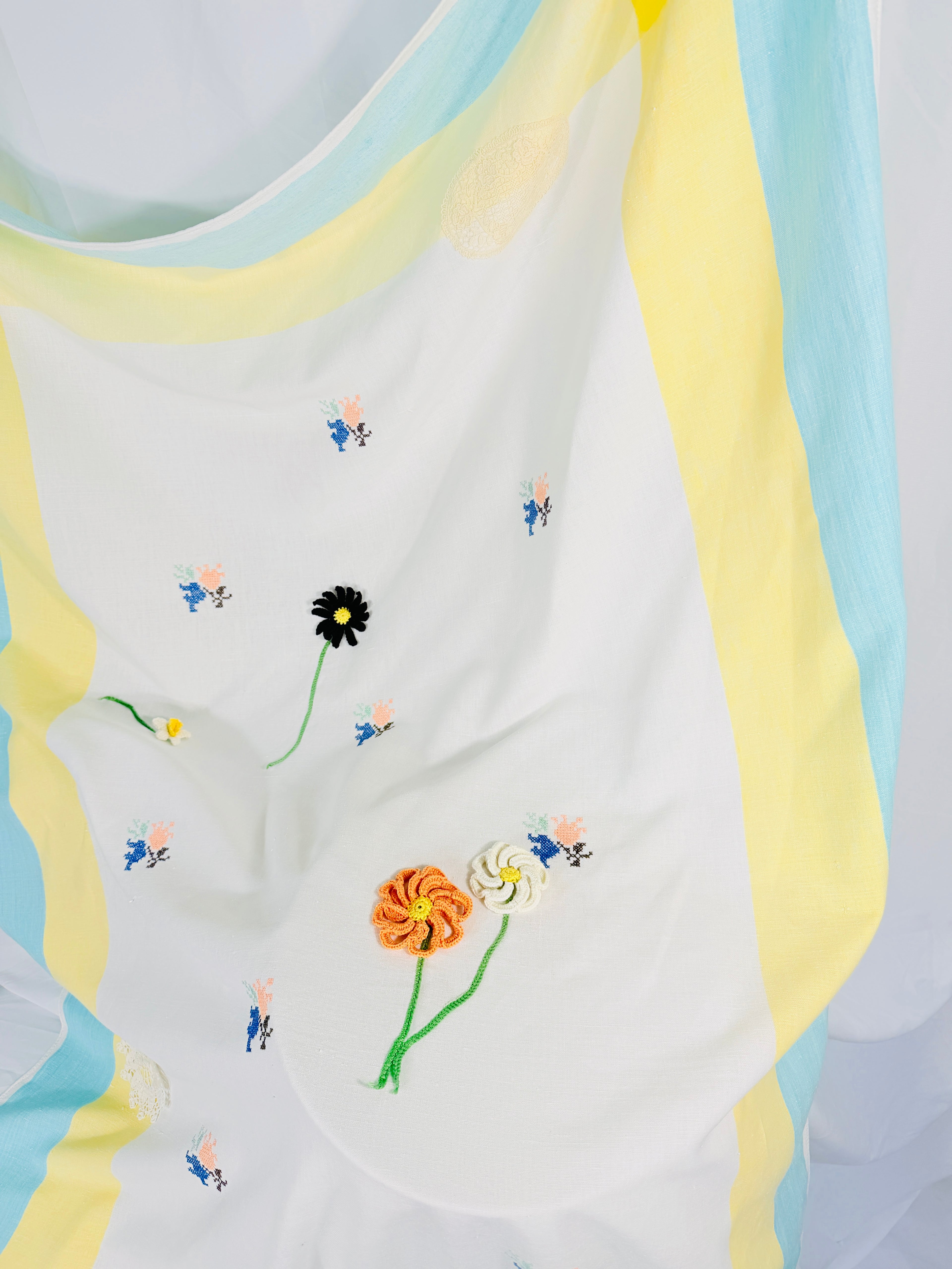 THE LINEN TABLECLOTH