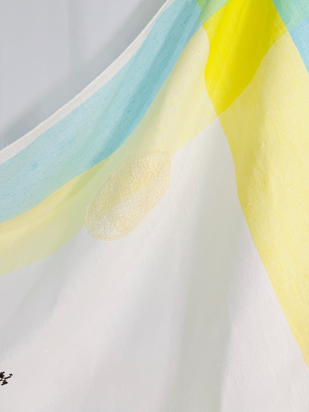 THE LINEN TABLECLOTH
