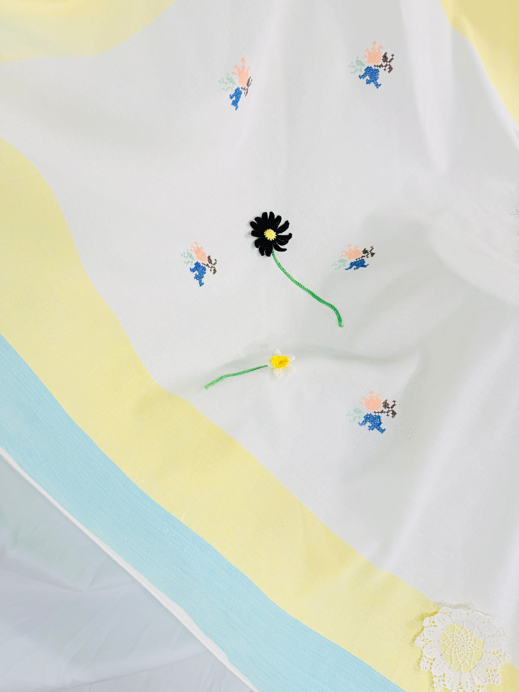 THE LINEN TABLECLOTH