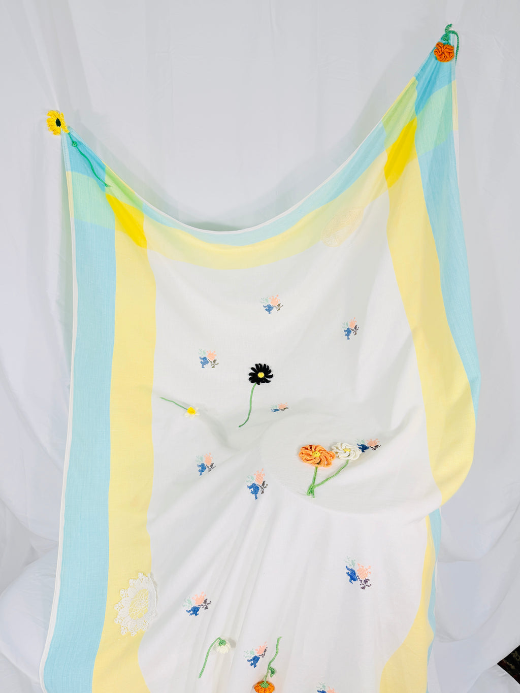 THE LINEN TABLECLOTH