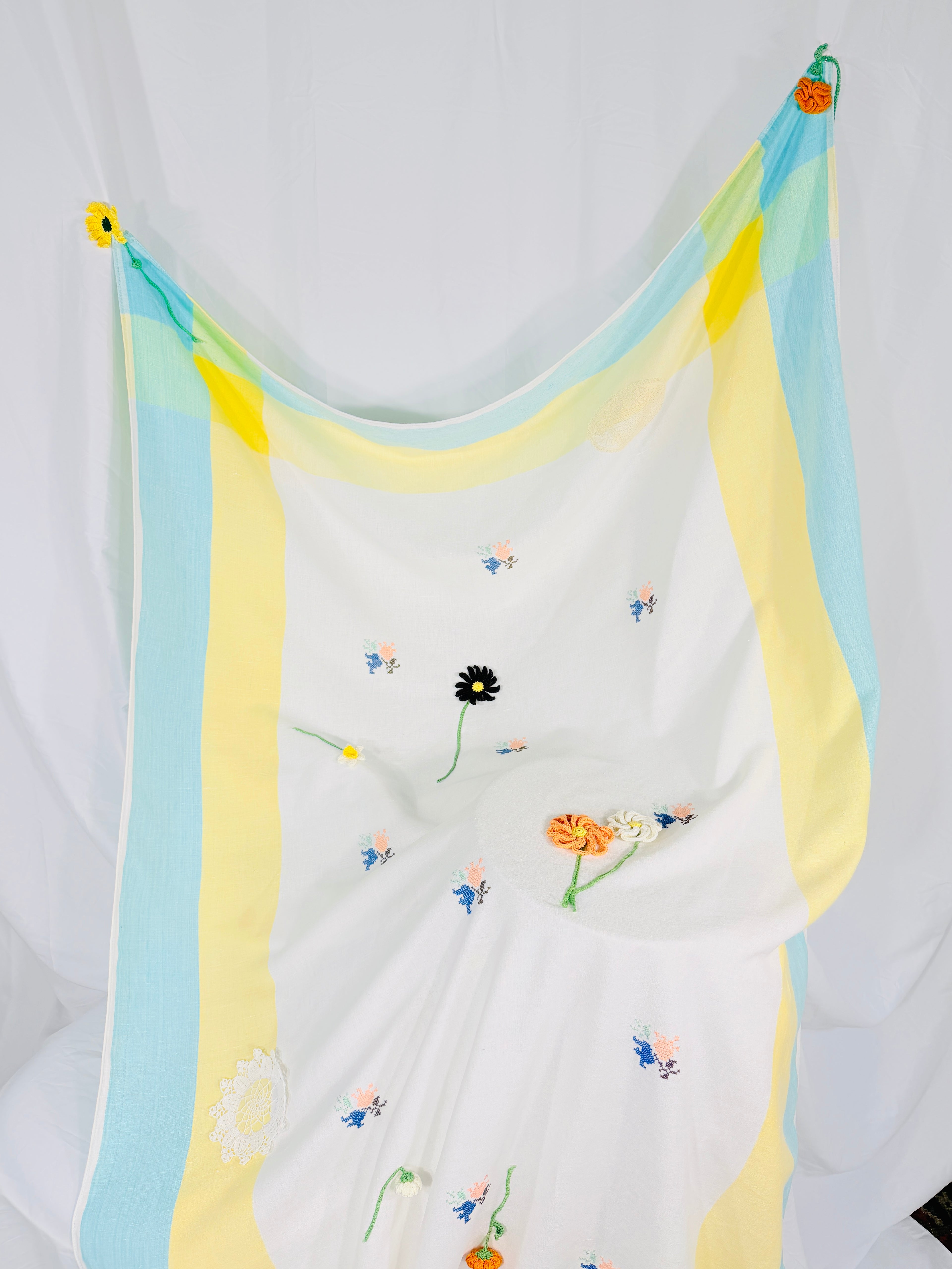 THE LINEN TABLECLOTH